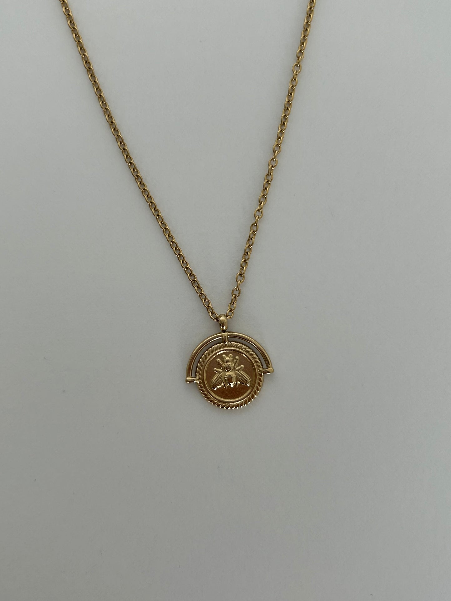 Le Collier Isis